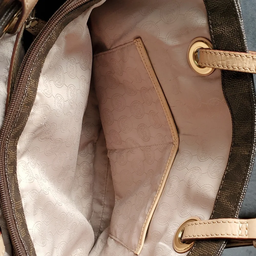 Michael Kors Signature Jet Set Travel Shoulder Bag - Picture 11 of 12